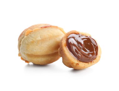 Beyaz arka planda haşlanmış konsantre sütle ceviz şeklinde kurabiyeler.