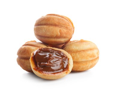 Beyaz arka planda haşlanmış konsantre sütle ceviz şeklinde kurabiyeler.