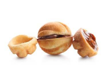 Beyaz arka planda haşlanmış konsantre sütle ceviz şeklinde kurabiyeler.