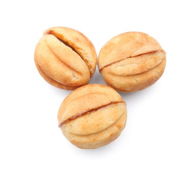 Beyaz arka planda haşlanmış konsantre sütle ceviz şeklinde kurabiyeler.