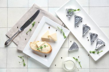 Lezzetli işlenmiş peynir, ekmek, mikro yeşil ve arkaplanda baharat üçgenleri olan kompozisyon