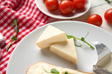 Lezzetli işlenmiş peynir, mikro yeşil ve domatesli tabaklar, yakın plan.