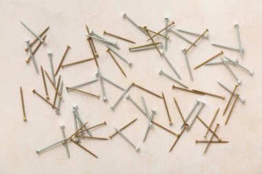 Beyaz grunge arka planında farklı vidalar