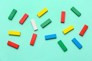 Turkuaz arkaplanda renkli yapı taşları