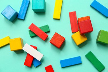 Turkuaz arka planda renkli yapı küpleri ve bloklar