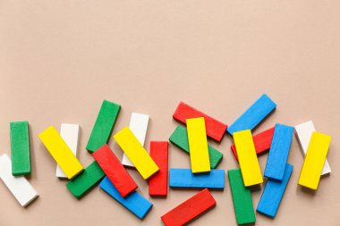 Bej arkaplanda renkli yapı taşları