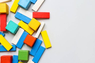 Gri arkaplanda renkli yapı taşları ve küpleri