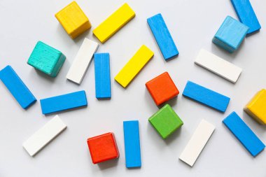 Gri arkaplanda renkli yapı taşları ve küpleri