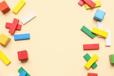 Renk arkaplanındaki farklı renkli yapı taşları