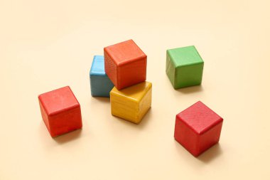 Renk arkaplanındaki renkli yapı küpleri