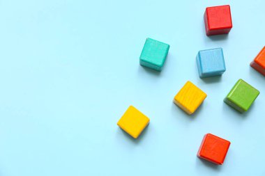 Renk arkaplanındaki renkli yapı küpleri