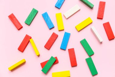 Pembe arka planda farklı yapı taşlarına sahip kompozisyon