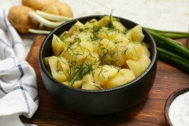 Bir kase lezzetli patates salatası, dereotlu, yakın plan.