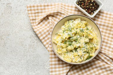 Gri grunge arka planda dereotu ve biberli lezzetli patates salatası.