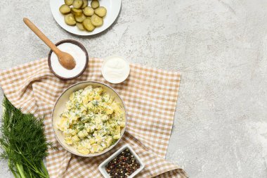 Bir kase lezzetli patates salatası, dereotlu, biberli, tuzlu, ekşi kremalı ve salatalık dilimli grunge soslu.