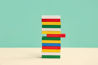 Renkli arkaplana sahip renkli yapı taşlarından yapılmış kule