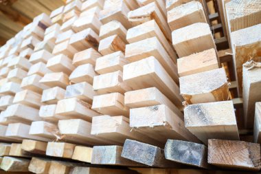 Kereste fabrikasında istiflenmiş ahşap tahtalar, yakın plan.