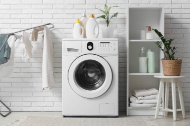 Çamaşır makinesi ve kurutuculu hafif çamaşır odasının içi.