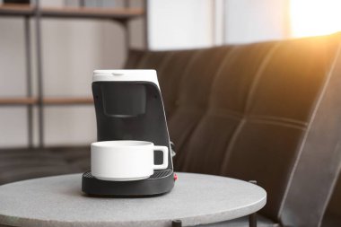 Ofiste fincanlı kahve makinesi, yakın plan.