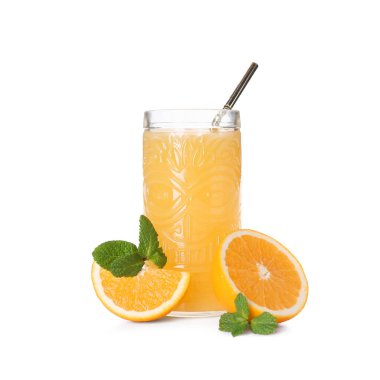 Beyaz arka planda saman, portakal ve nane yapraklı lezzetli meyve suları