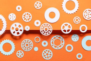 Turuncu arka planda farklı kağıt dişlileri