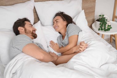 Sevgili çiftin sabah yatak odasında uyanması.
