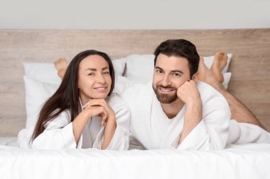 Sevgili çiftin yatak odasında yattığı sabah.