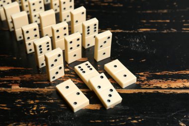 Siyah tahta zeminde beyaz domino blokları