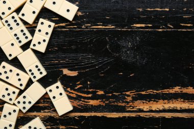 Siyah tahta zeminde beyaz domino blokları