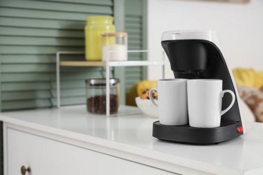 Ofiste fincanı açık kahve makinesi, yakın plan.