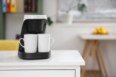 Ofiste fincanı açık kahve makinesi, yakın plan.