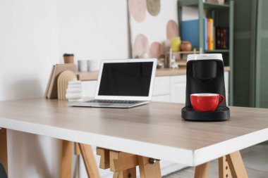 Ofiste fincanlı kahve makinesi, yakın plan.