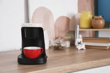 Mutfakta fincanlı kahve makinesi, yakın plan.