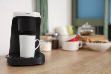 Mutfakta fincanlı kahve makinesi, yakın plan.