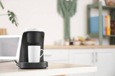 Mutfaktaki fincanlı kahve makinesi, yakın plan.