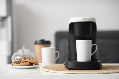 Ofisteki kahve ve kurabiyeli kahve makinesi, yakın plan.