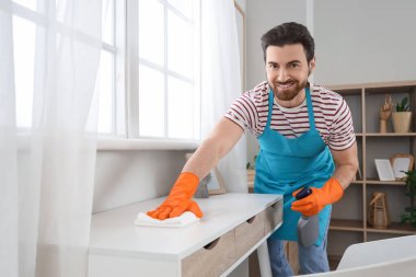 Odada erkek hademe temizleme masası