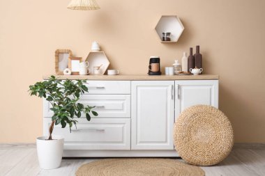 Mutfağın içinde tezgah, kahve makinesi ve bitki var.