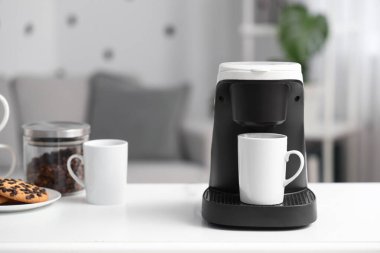 Ofiste fincanlı kahve makinesi, yakın plan.