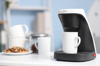 Ofiste fincanlı kahve makinesi, yakın plan.