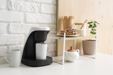 Kahve makinesi, kurabiye ve şeker.