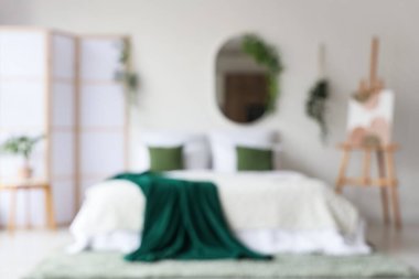 Rahat, rahat, rahat yataklı bir yatak odası. Bulanık görünüm