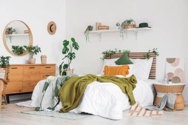 Rahat yatağı ve çekmeceleri olan modern bir yatak odası.