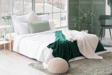 Konforlu yatak odası ve katlanabilir perdesi olan modern yatak odası.