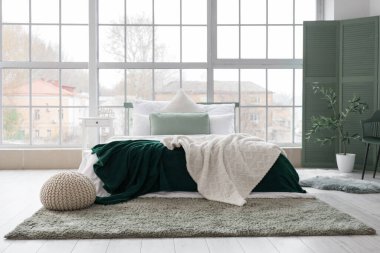 Konforlu yatak odası ve katlanabilir perdesi olan modern yatak odası.