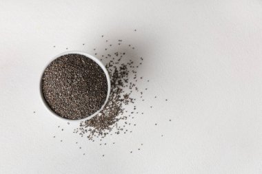 Beyaz arka plan üzerinde chia tohum ile kase
