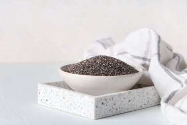 Beyaz arka plan üzerinde chia tohum ile kase