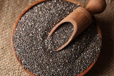 Çuval ve ahşap kepçeyle çuval bezinde chia tohumları