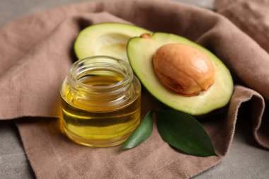 Masada bir kavanoz avokado yağı var.