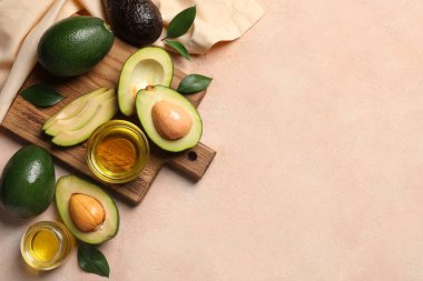 Avokado ve yağlı bej arka plan kompozisyonu, üst görünüm